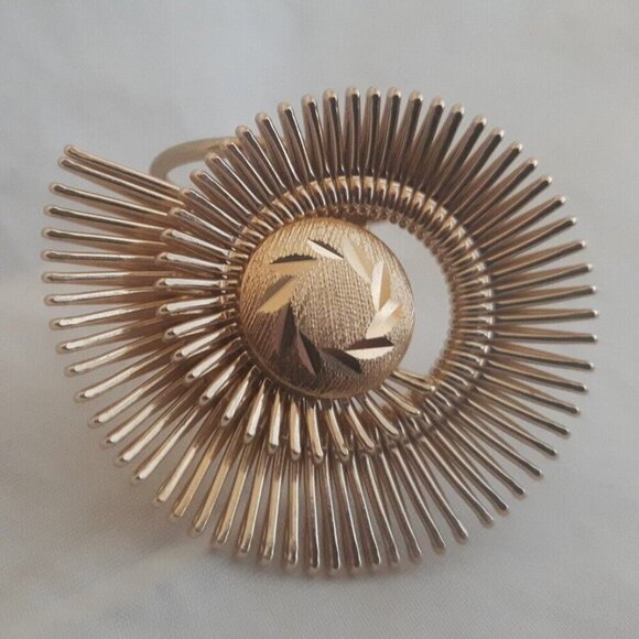 Vintage Gold Tone WESTERN GERMANY SPIRAL FAN SCARF CLIP embossed center - Picture 4 of 5